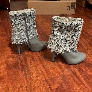size 6 (225 mm) vivo 3.5” heeled grey lace boot